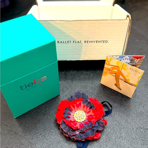 Heritage Plaid Size 7 BOX, Card and Flower ONLY - Picture 1 of 3